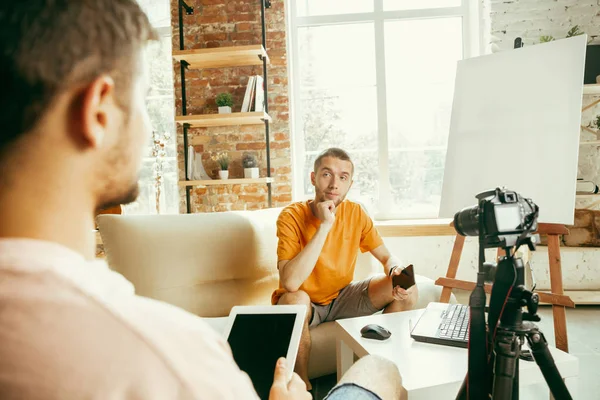 Dos jóvenes bloggers masculinos con video entrevista de grabación de cámara profesional en casa — Foto de Stock