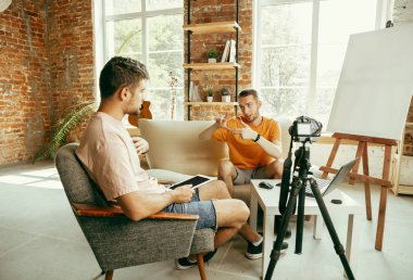 Evde profesyonel kamera kayıt video röportaj ile iki genç erkek blogcular