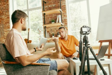 Evde profesyonel kamera kayıt video röportaj ile iki genç erkek blogcular