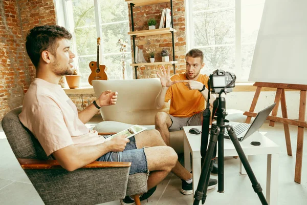 Dos jóvenes bloggers masculinos con video entrevista de grabación de cámara profesional en casa — Foto de Stock