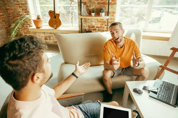 Doi tineri bloggeri de sex masculin cu un interviu video de înregistrare profesională la domiciliu — Fotografie, imagine de stoc