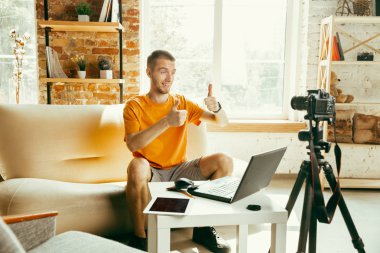 Evde gadget'lar kamera kayıt video incelemesi ile Kafkas erkek blogger