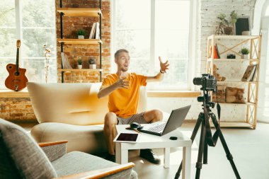 Evde gadget'lar kamera kayıt video incelemesi ile Kafkas erkek blogger