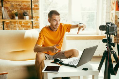 Evde gadget'lar kamera kayıt video incelemesi ile Kafkas erkek blogger