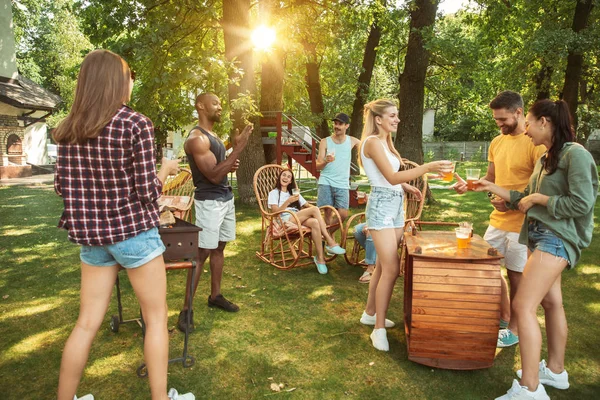 Щасливі друзі проводять вечірку з пивом та барбекю у сонячний день — стокове фото