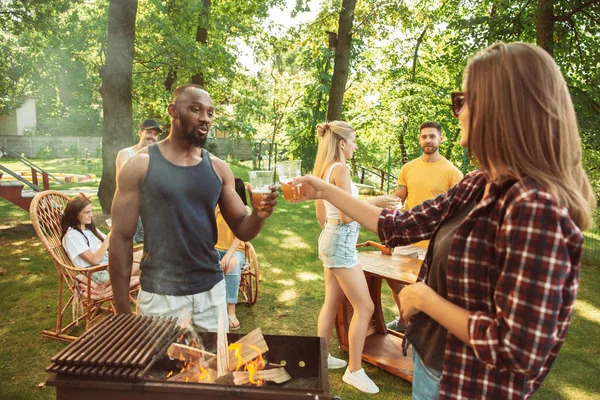 Heureux amis font la bière et barbecue partie à la journée ensoleillée — Photo