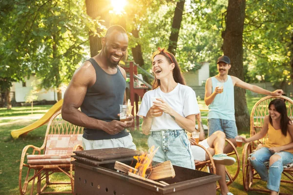 Boldog barátok vannak a sör-és grill Party napsütéses napon — Stock Fotó