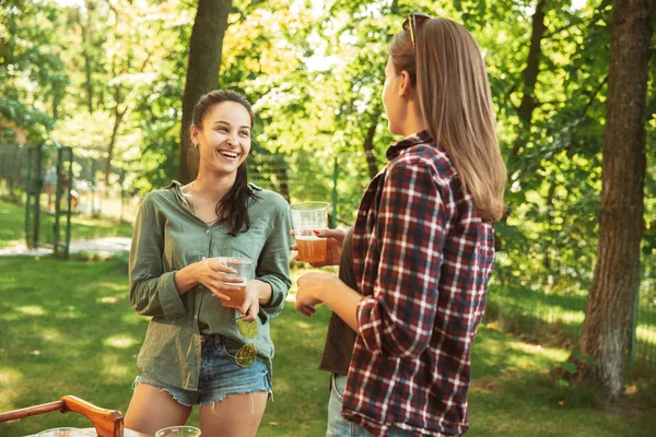 Szczęśliwi przyjaciele mają piwo i grill party w słoneczny dzień — Zdjęcie stockowe