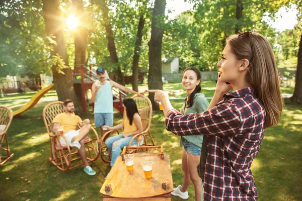 Szczęśliwi przyjaciele mają piwo i grill party w słoneczny dzień — Zdjęcie stockowe