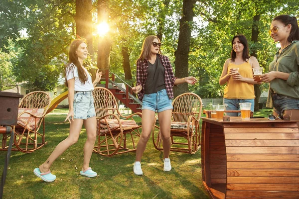 Happy friends are having beer and barbecue party at sunny day — Stock Photo, Image