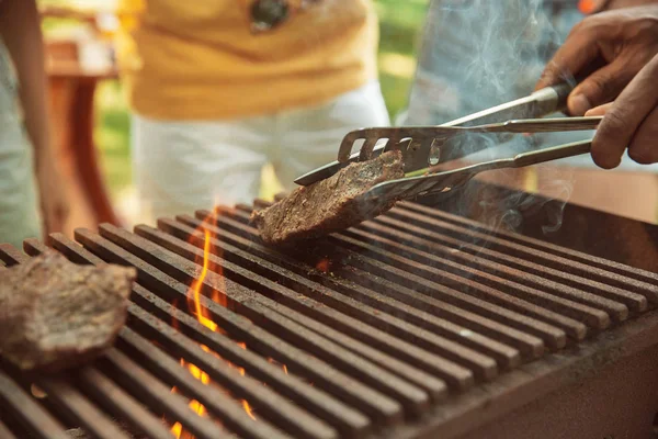 Nahaufnahme von Fleisch Grillen, Grillen, Sommer-Lifestyle — Stockfoto