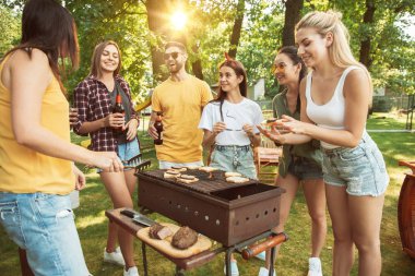 Mutlu arkadaşlar güneşli bir günde bira ve barbekü partisi yapıyoruz