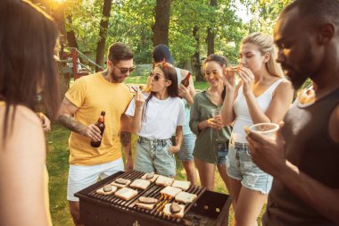 Mutlu arkadaşlar güneşli bir günde bira ve barbekü partisi yapıyoruz