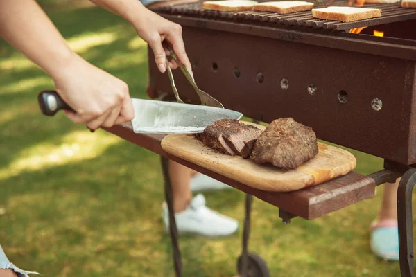 Nahaufnahme von Fleisch Grillen, Grillen, Sommer-Lifestyle — Stockfoto