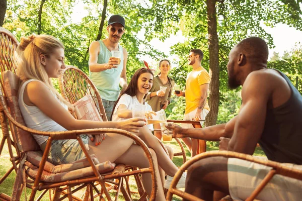 Amigos felices dan una fiesta de cerveza y barbacoa en un día soleado — Foto de Stock