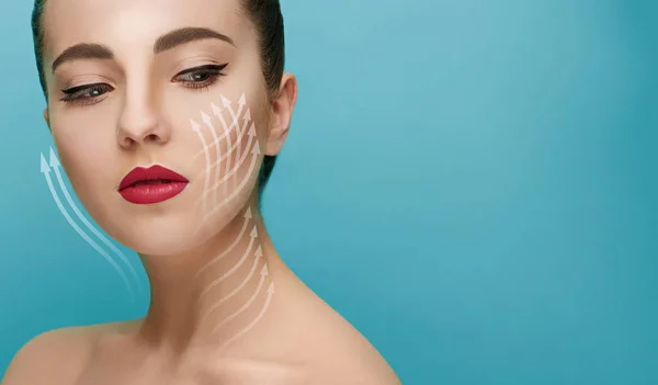 Mooi vrouwelijk gezicht, concept van huidverzorging en tillen — Stockfoto