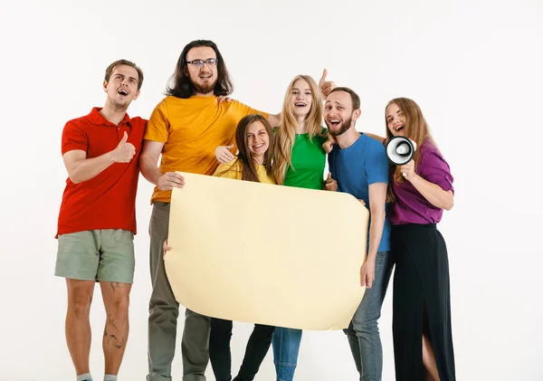 Des jeunes vêtus de drapeaux LGBT isolés sur fond blanc, concept de fierté LGBT — Photo