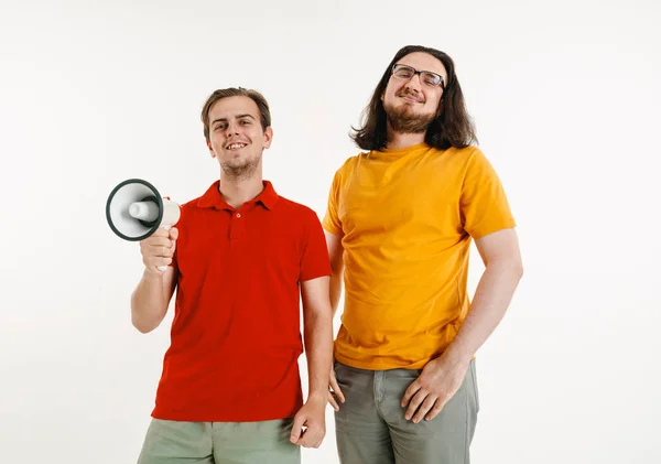 Hombres jóvenes vestidos con colores de bandera LGBT aislados sobre fondo blanco, concepto de orgullo LGBT — Foto de Stock