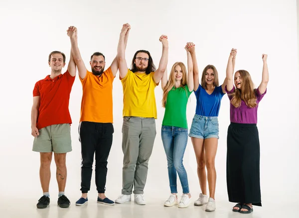 Mladí lidé v LGBT překuli barvy vlajky izolované na bílém pozadí, koncepce LGBT — Stock fotografie