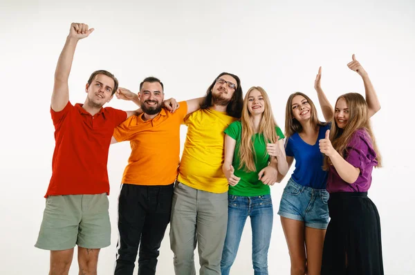 Des jeunes vêtus de drapeaux LGBT isolés sur fond blanc, concept de fierté LGBT — Photo