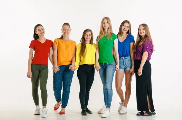 Jovens desgastados em cores de bandeira LGBT isolados em fundo branco, conceito de orgulho LGBT — Fotografia de Stock