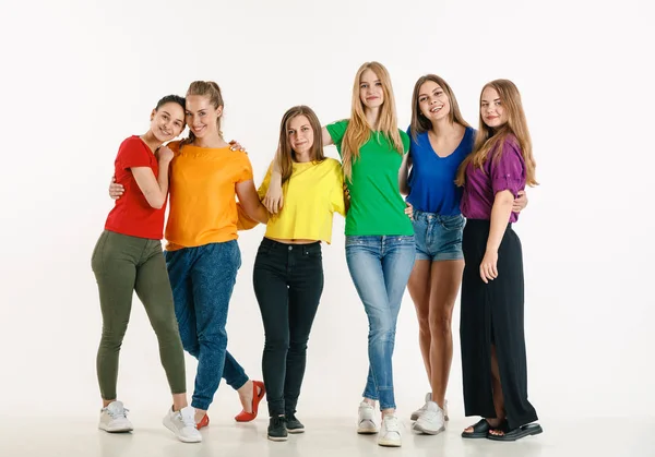 Jóvenes vestidos con colores de bandera LGBT aislados sobre fondo blanco, concepto de orgullo LGBT —  Fotos de Stock