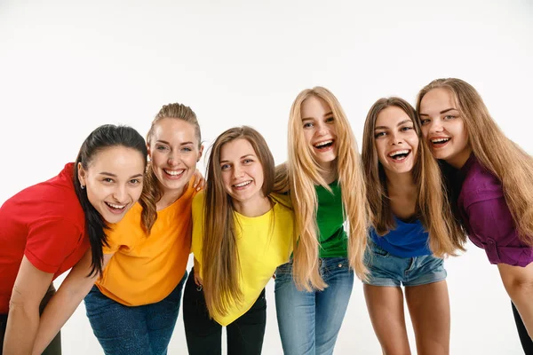 Mulheres jovens vestidas em cores de bandeira LGBT isoladas em fundo branco, conceito de orgulho LGBT — Fotografia de Stock