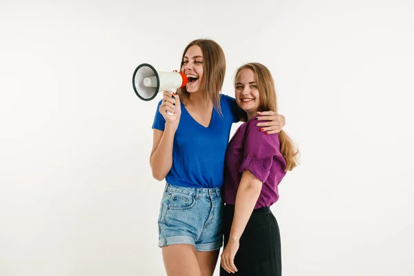 Mulheres jovens vestidas em cores de bandeira LGBT isoladas em fundo branco, conceito de orgulho LGBT — Fotografia de Stock