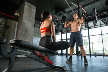 Spor salonunda egzersiz yapan kaslı sporcular