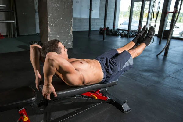 Ein muskulöser männlicher Athlet beim Training im Fitnessstudio — Stockfoto