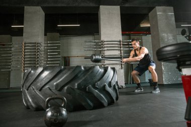 Spor salonunda egzersiz yapan kaslı bir erkek atlet