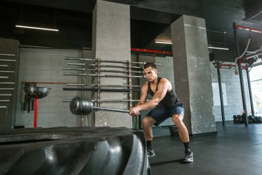 Spor salonunda egzersiz yapan kaslı bir erkek atlet