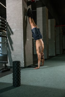 Spor salonunda egzersiz yapan kaslı bir erkek atlet