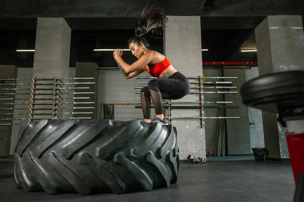 Spor salonunda egzersiz yapan kaslı bir kadın atlet — Stok fotoğraf