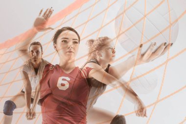Genç bayan voleybolcu beyaz stüdyo arka plan izole