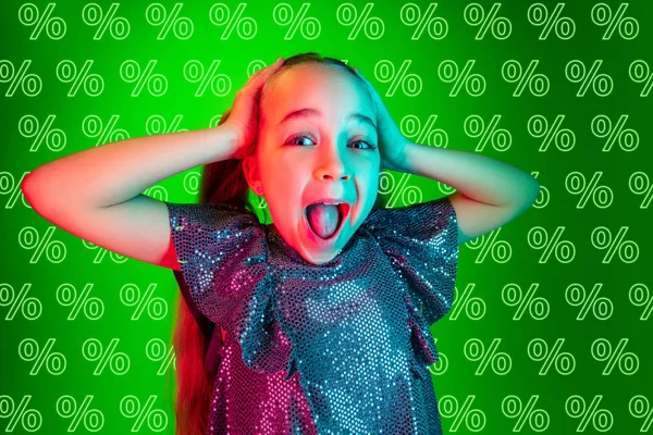 Retrato de menina no fundo verde, sexta-feira preta — Fotografia de Stock