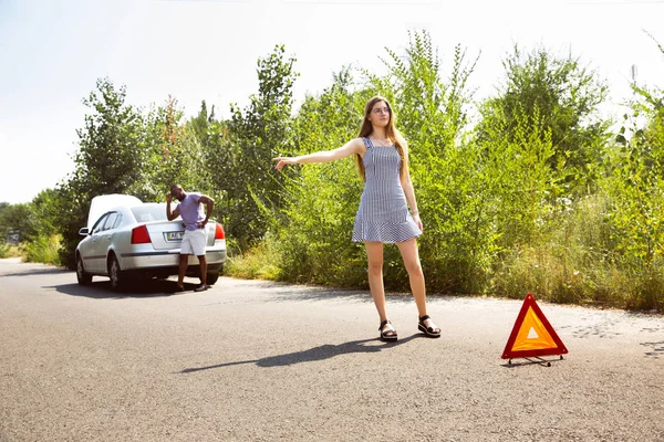 Joven pareja internacional multiétnica viajando en el coche en un día soleado — Foto de Stock