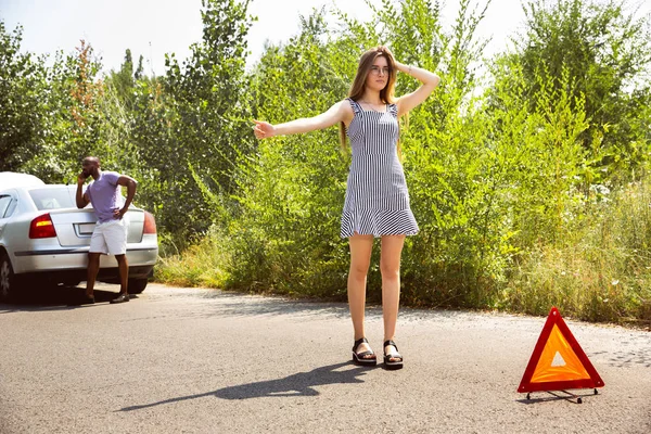 Joven pareja internacional multiétnica viajando en el coche en un día soleado — Foto de Stock