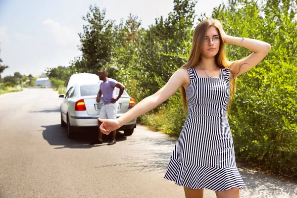 Joven pareja internacional multiétnica viajando en el coche en un día soleado — Foto de Stock