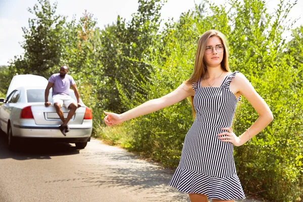 Joven pareja internacional multiétnica viajando en el coche en un día soleado — Foto de Stock