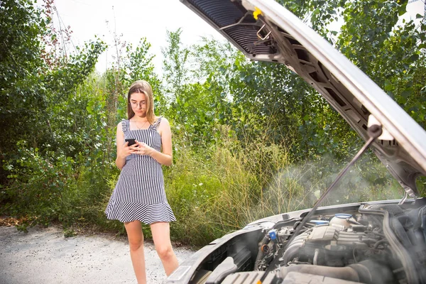 Mujer joven viajando en el coche en un día soleado — Foto de Stock