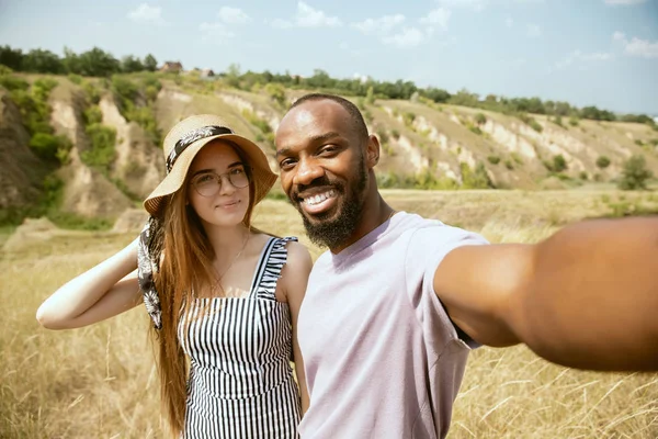 Joven pareja internacional multiétnica al aire libre —  Fotos de Stock