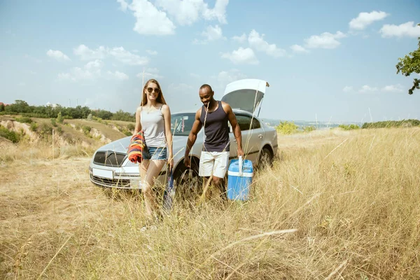 Junges multiethnisches internationales Paar im Freien — Stockfoto