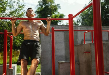 Oyun dışında yaptığı egzersiz yaparken genç kaslı adam