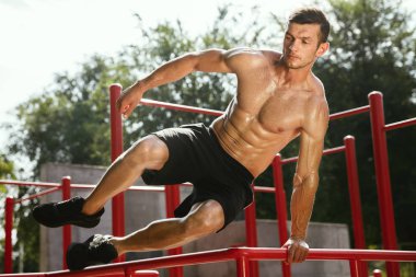 Oyun dışında yaptığı egzersiz yaparken genç kaslı adam