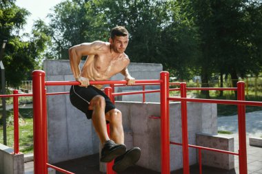 Oyun dışında yaptığı egzersiz yaparken genç kaslı adam