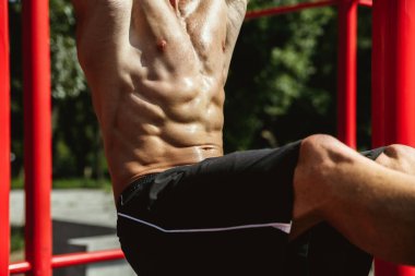 Oyun dışında yaptığı egzersiz yaparken genç kaslı adam