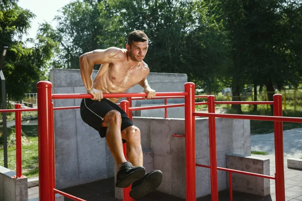 Oyun dışında yaptığı egzersiz yaparken genç kaslı adam