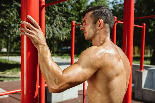 Oyun dışında yaptığı egzersiz yaparken genç kaslı adam