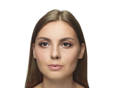 Beyaz stüdyo arka plan izole güzel genç kadın portresi